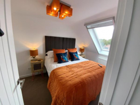 THE HIDEAWAY - LUXURY SELF CATERING COASTAL APARTMENT WITH PRIVATE ENTRANCE - JUST A FEW MINUTES WALK TO THE BEACH with FREE PRIVATE OFF ROAD PARKING